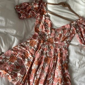 LORETE PUFF SLEEVE MINI DRESS IN WILDFLOWER FLORAL PRINT